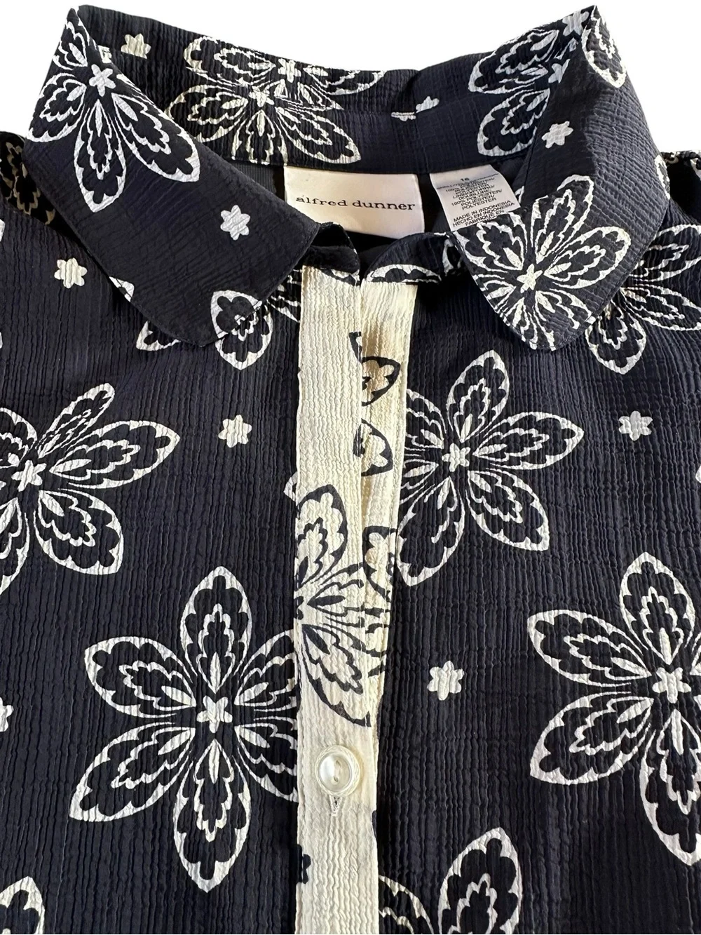 Alfred Dunner Navy and Cream Floral Button-Front Blouse 16 - Picture 4 of 10